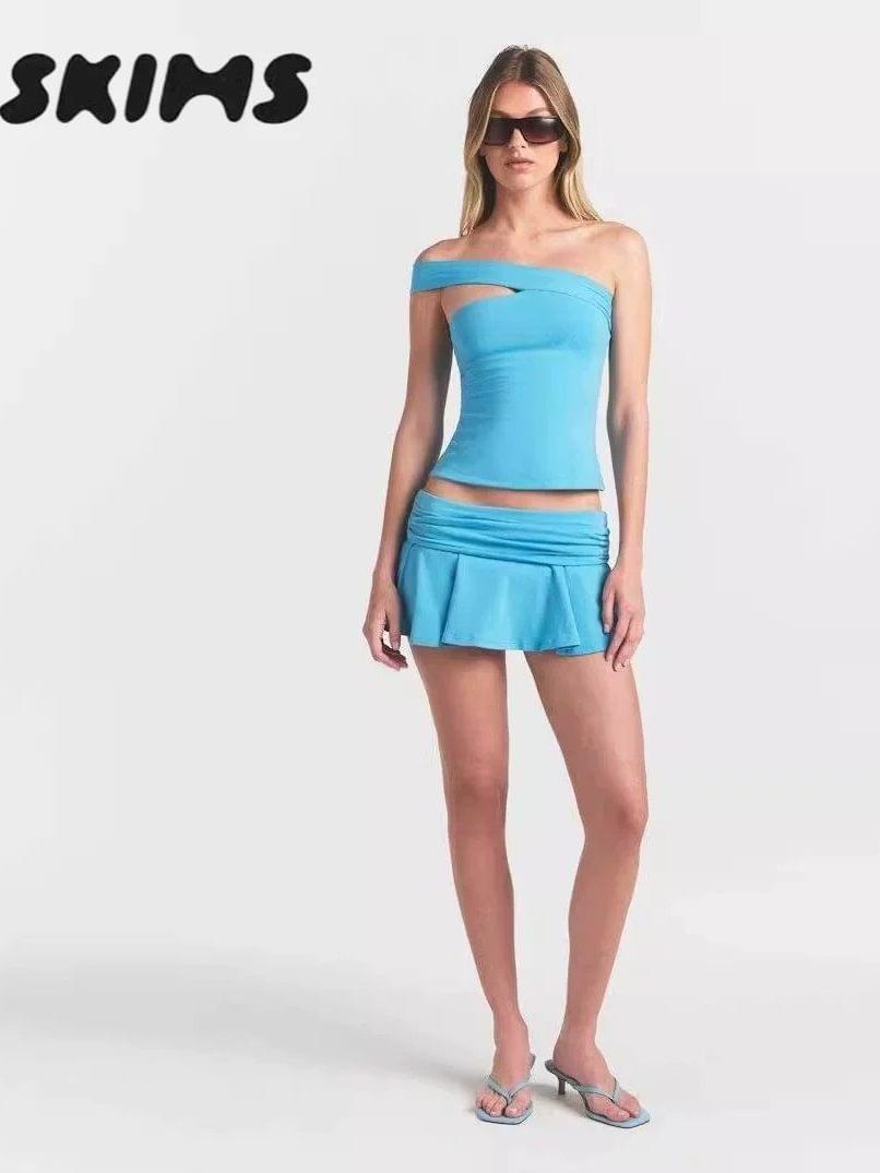 طقم Loungewear قطعتين بتنورة قصيرة وتوب كتف مكشوف