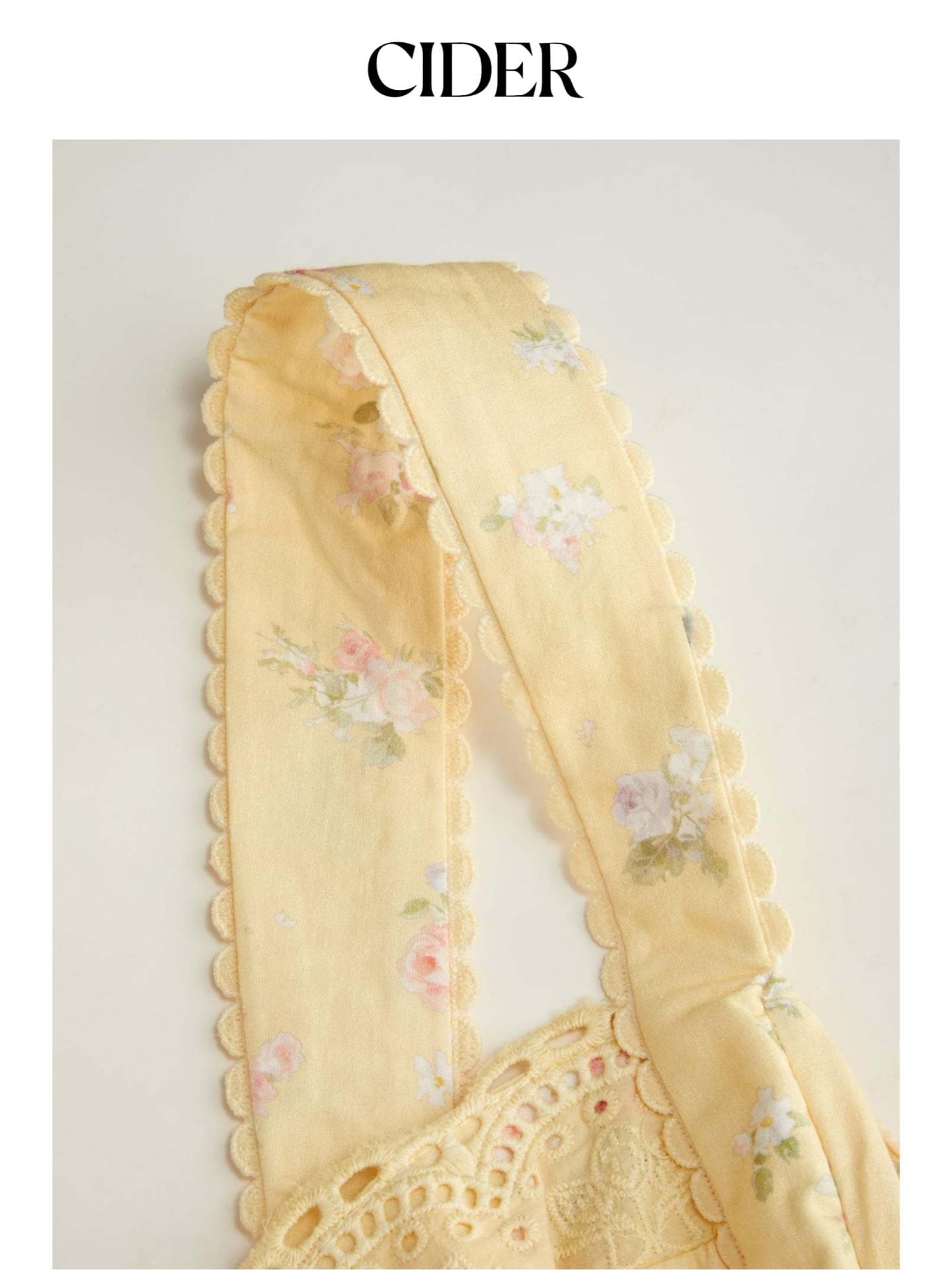 فستان سايدر ريفي CIDER Floral Cottagecore Dress | فستان ميدي بفتحة صدر قلب وكورسيه بنقشة أزهار ناعمة