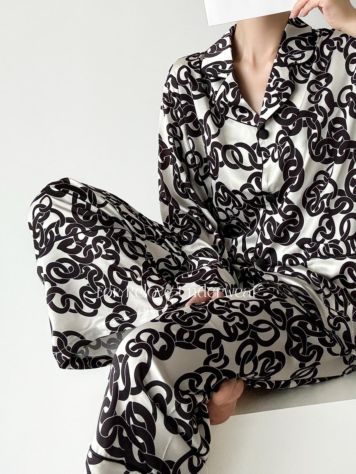 طقم Loungewear ساتان قطعتين بنقشة سلاسل أبيض وأسود