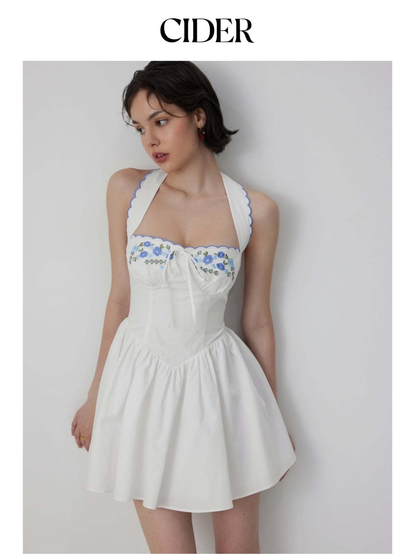 فستان سايدر مطرز CIDER Floral Embroidered Mini Dress | فستان ميني أبيض بياقة هالتر وتطريز ورود زرقاء مع كورسيه ينحت الخصر ✨💙