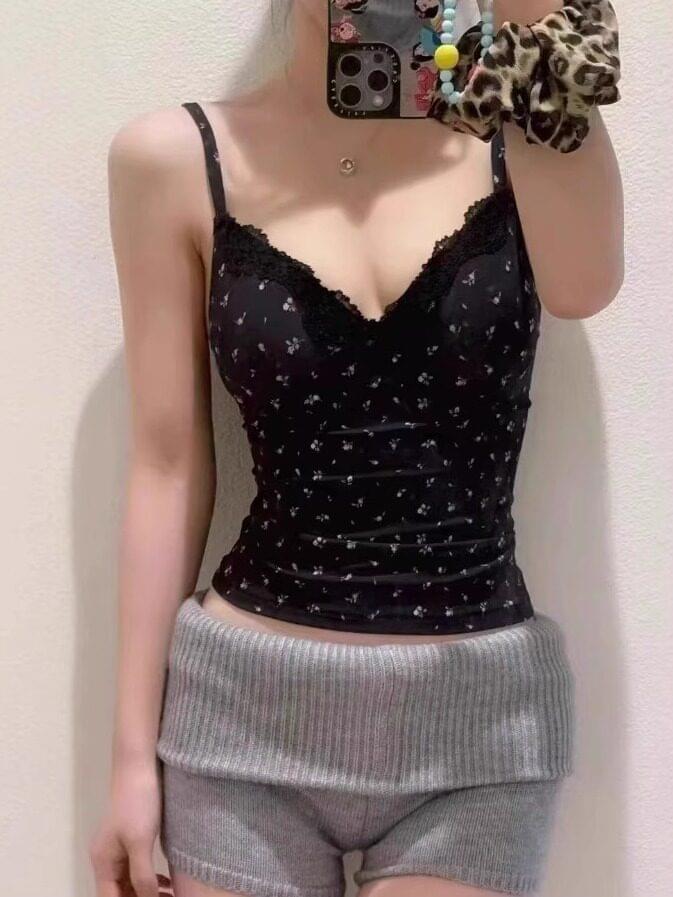 Bodysuit أسود بنقشة زهور ناعمة وتفاصيل دانتيل