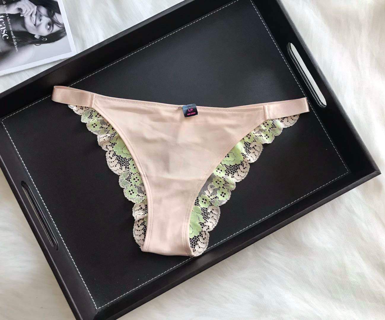 Panties ناعمة بأطراف من الدانتيل الراقي وألوان متعددة
