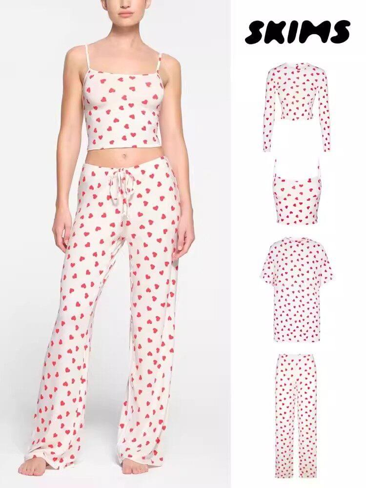 طقم Loungewear مريح بنقشة قلوب حمراء جذابة