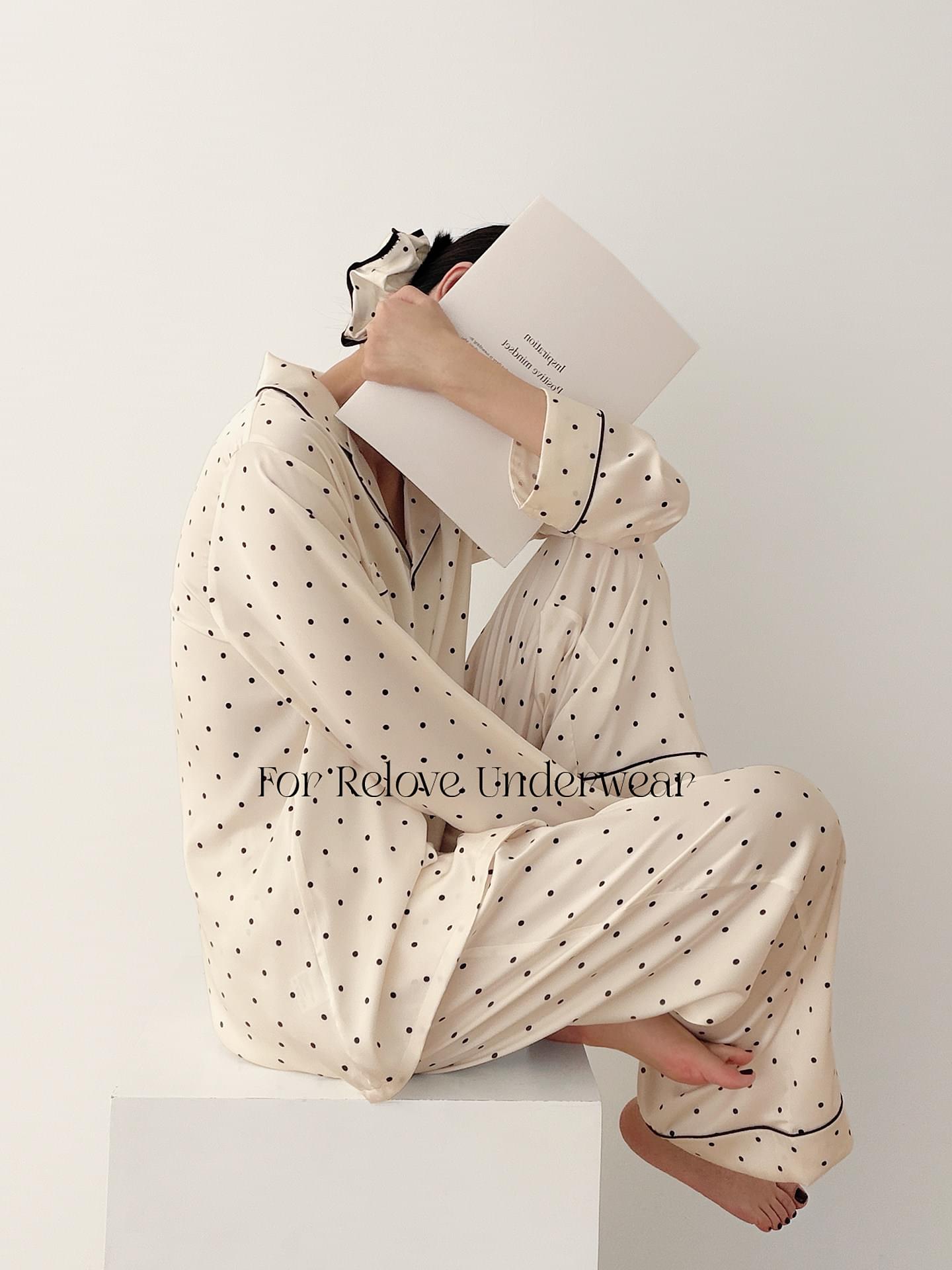 طقم Loungewear حريري منقط بلون كريمي أنيق