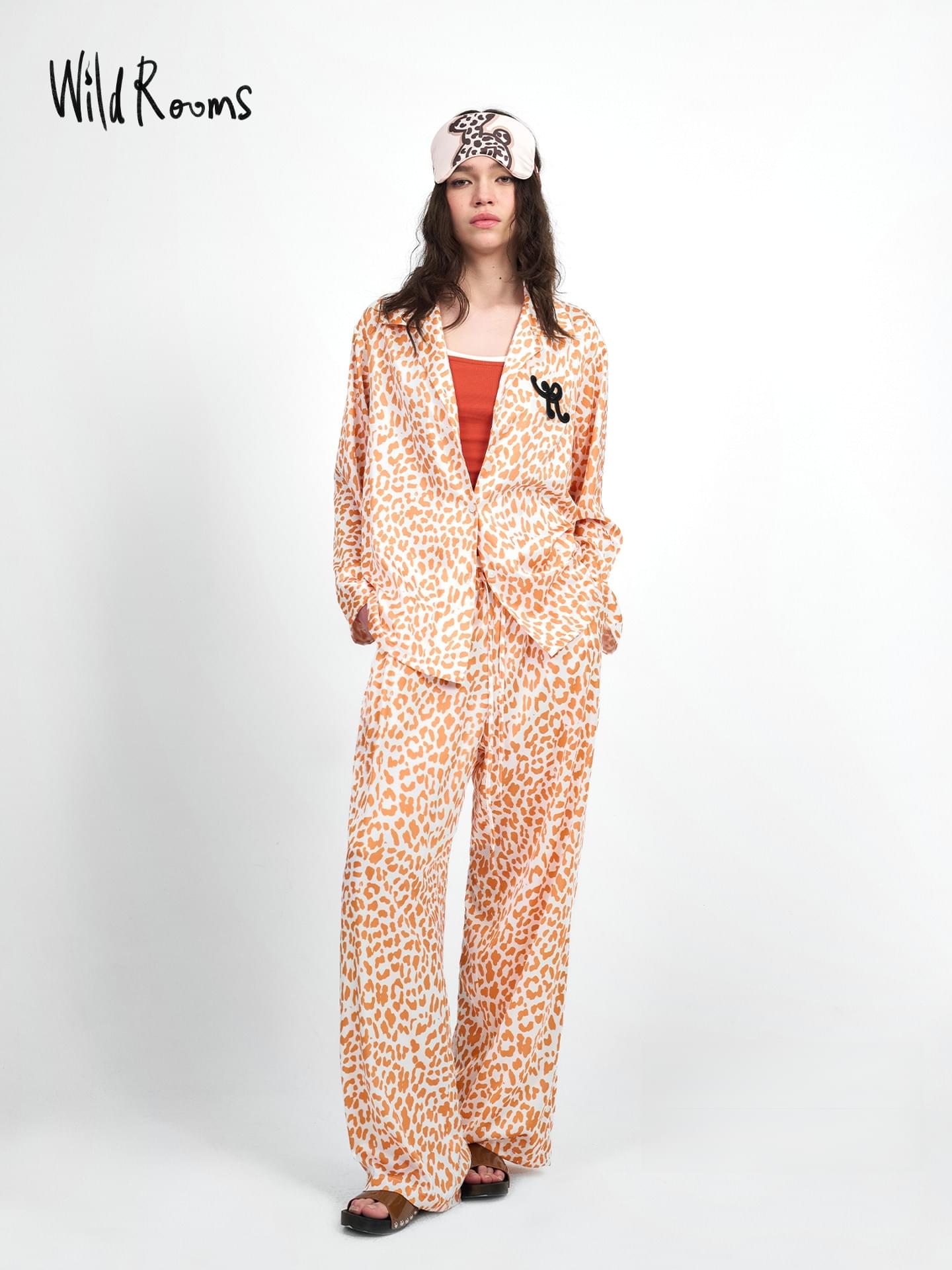 طقم WildRooms Leopard Set – بيجامة نقشة الفهد الفاخرة